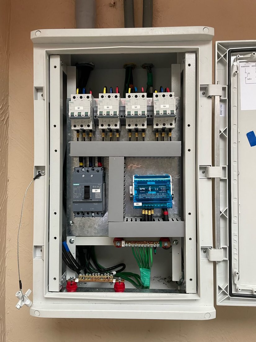 Tablero eléctrico de corriente alterna con protecciones Siemens y descargador de sobretensión para microinversores